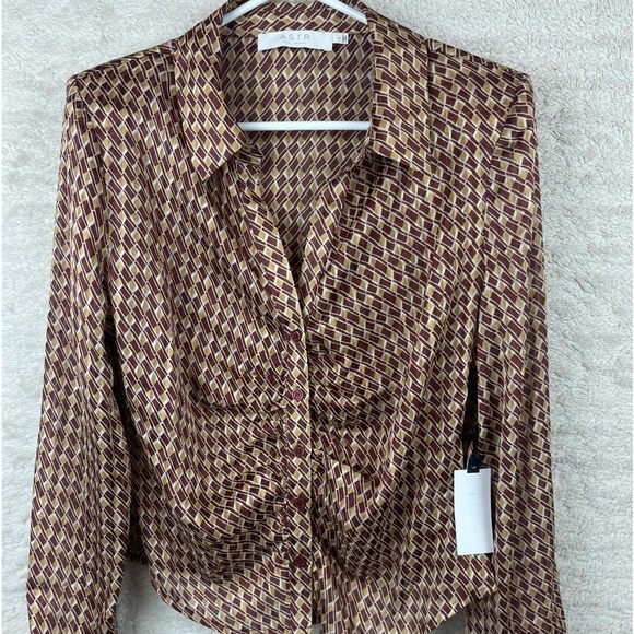 NWT ASTR the label RUCHED BUTTON UP TOP Brown Tan Geometric Print Top Size L - Picture 1 of 16